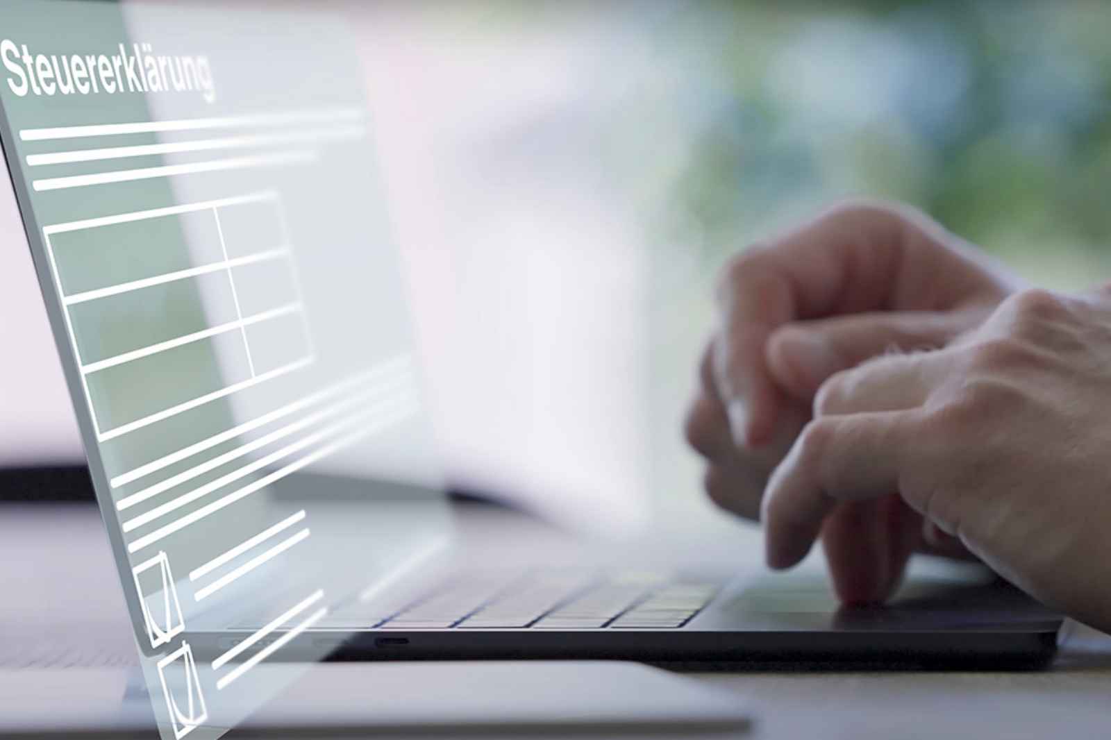 Foto: Hände auf Laptoptastatur